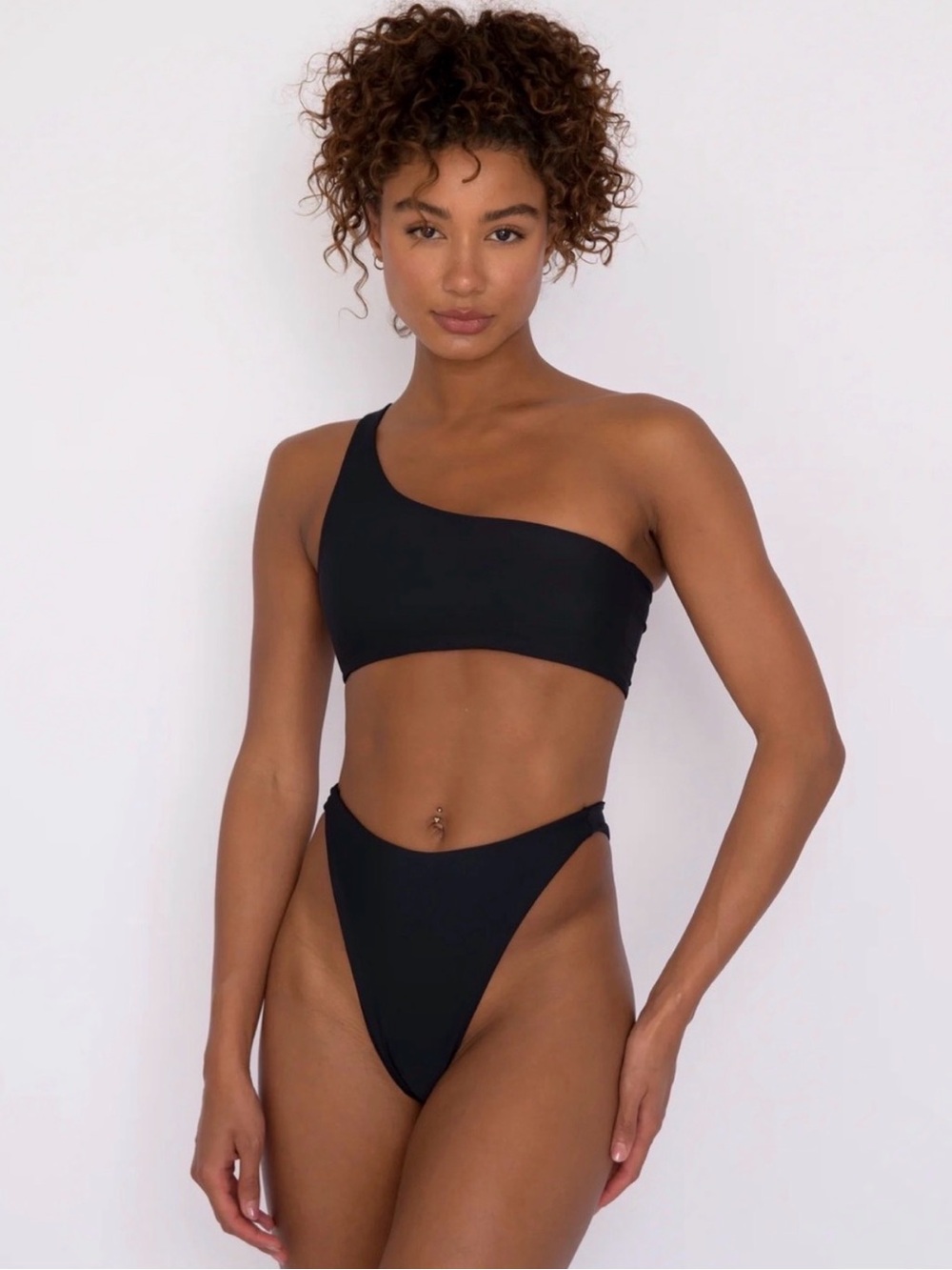 Skatie Ellis sz med black bikini top